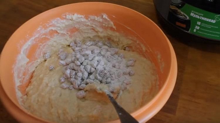Оваляйте стафидите в брашно и добавете към тестото.