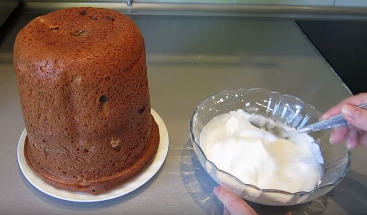 Готовата торта оставете да изстине.