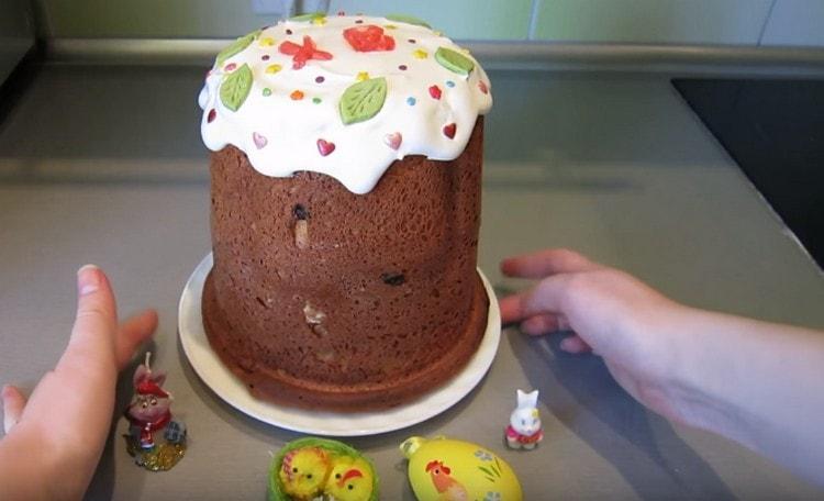 Jak vidíte, tvarohový koláč pečený v chlebovém stroji podle tohoto receptu může dobře plnit roli dortu.