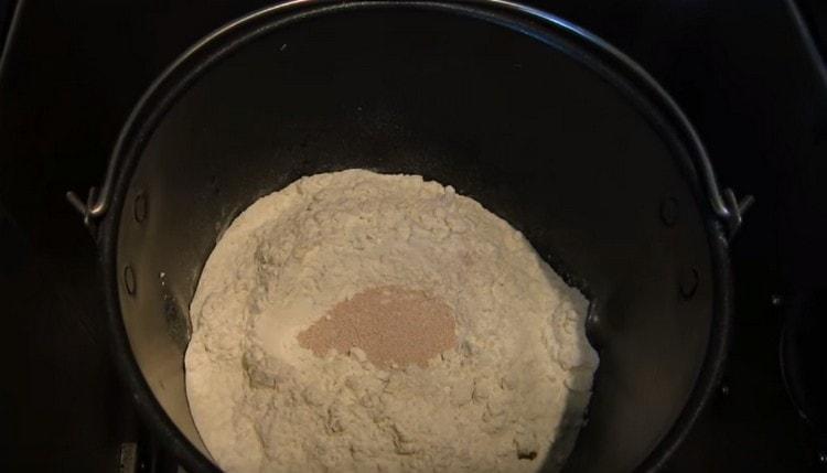 Ein mit Zutaten gefüllter Eimer in einer Brotmaschine.