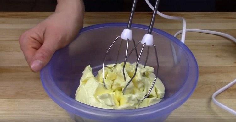 Beat máslo změkčené při pokojové teplotě pomocí mixéru.