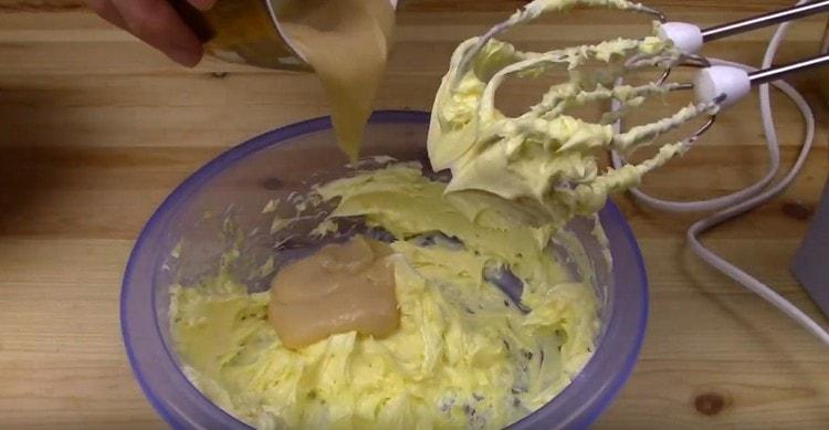 Fügen Sie der Butter Kondensmilch hinzu und verquirlen Sie sie erneut.
