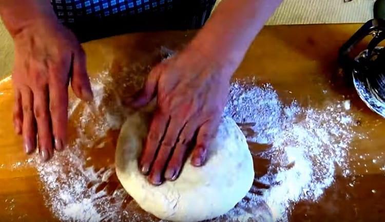 Събираме почти готово тесто на бучка, поръсваме го с брашно.