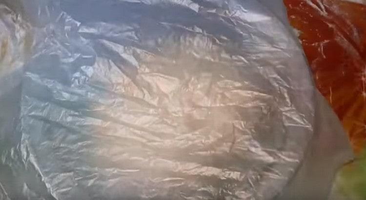 تُغطى العجينة في وعاء بلفافة بلاستيكية وتترك في مكان دافئ.