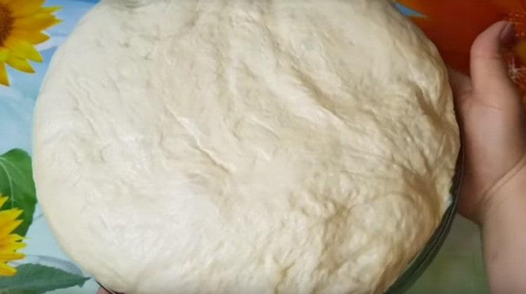 буйно тесто за бели се оставя само да се омеси и може да се оформи печене.