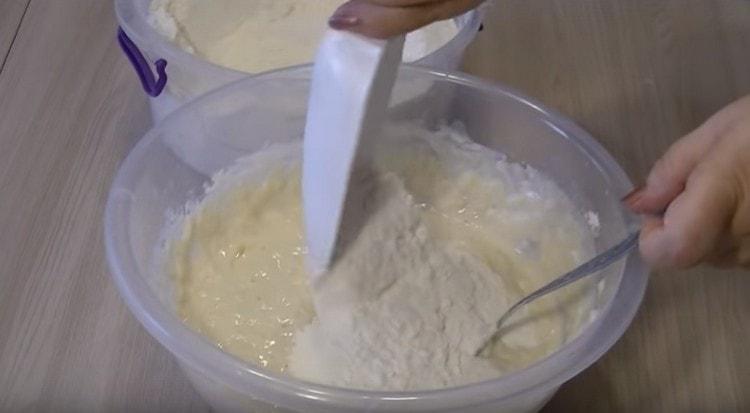 Започваме да добавяме брашно към тестото.