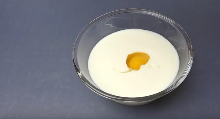 Προσθέστε το αυγό σε κεφίρ.
