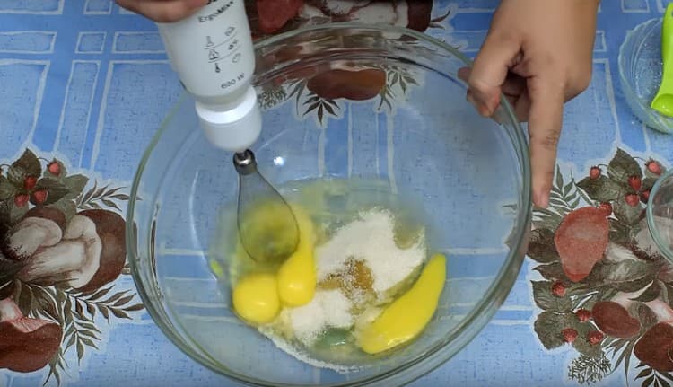 Комбинирайте яйцата със захарта и екстракта от ванилия в купа, разбийте ги с камшик или пасатор.