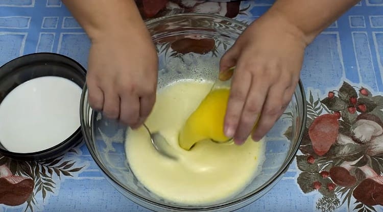 Do vaječné hmoty zavádíme předtavené máslo.