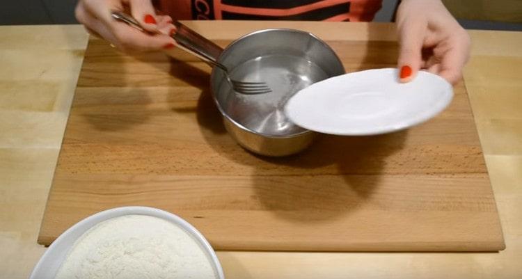 Į karštą vandenį nedelsdami įpilkite druskos.