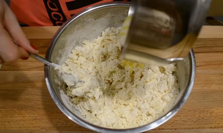 Zadejte horké rozpuštěné máslo do těsta.