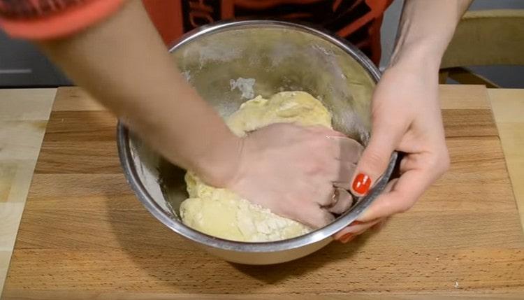 Dagasztja a tésztát, amíg homogén elasztikus masszává nem válik.