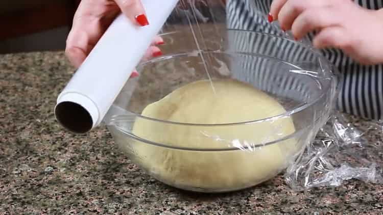 لتحضير العجينة لكعكة الجبن ، ضع العجينة في وعاء