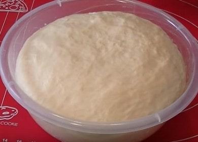Nagyon ízletes tészta sült pitékekhez: lépésről lépésre készítünk egy fotóval készített recept szerint.