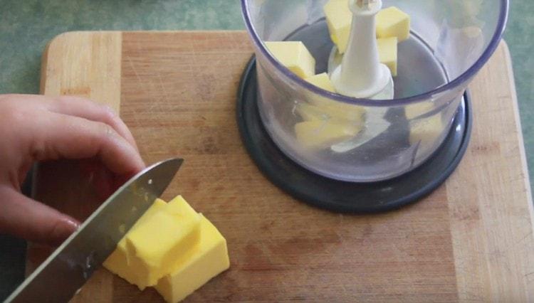 Vložte plátky studeného másla do mísy mixéru.