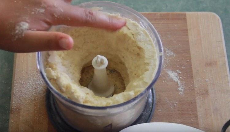 Mahlen Sie Butter und Mehl mit einem Mixer, um Krümel zu bilden.