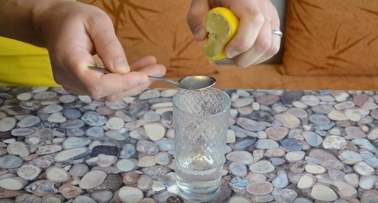 Zmáčkněte citronovou šťávu do vody a dejte sklenici do chladničky.