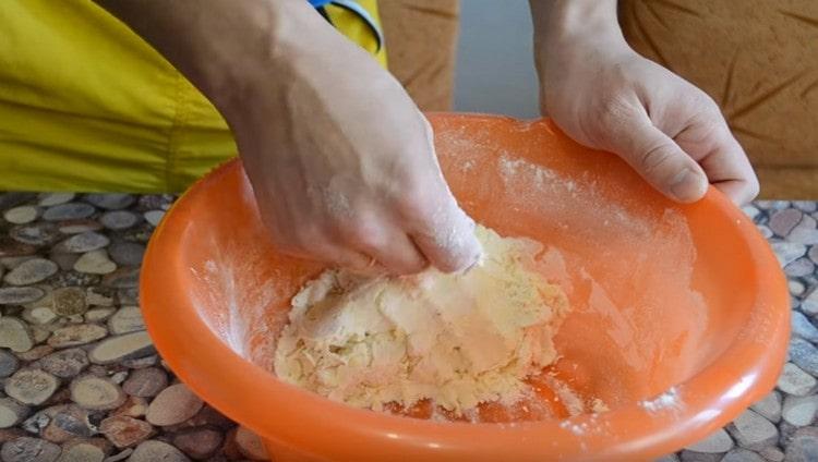 Fügen Sie Wasser hinzu und sammeln Sie schnell die Butter und das Mehl in einem Klumpen.