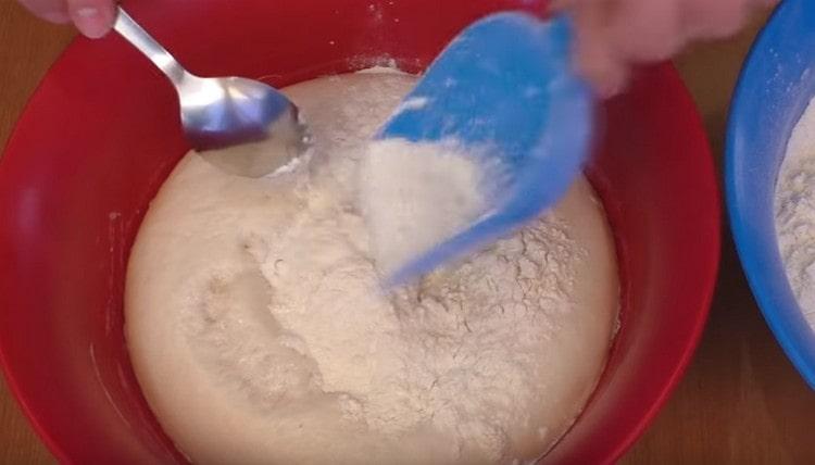 Бавно въведете пресятото брашно в тестото.