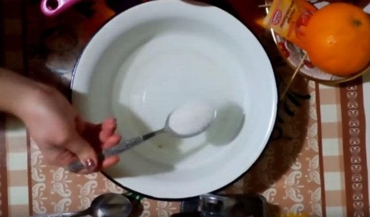 Изсипете топла вода в купа и добавете към нея захар.
