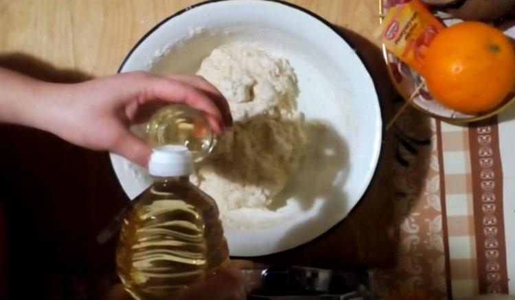 Изсипете растително масло, докато омесвате тесто.