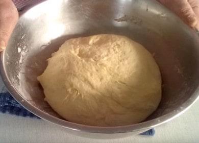 Πώς να μάθετε πώς να μαγειρεύετε μια νόστιμη ζύμη για πίτες στο φούρνο με κεφίρ