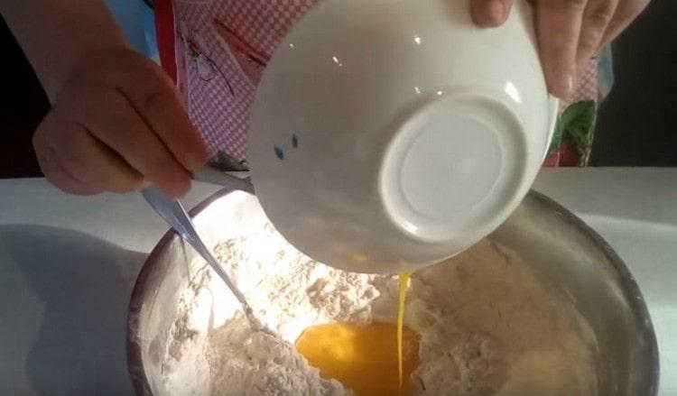 Въвеждаме и отделно разбитите яйца в брашното с мая.
