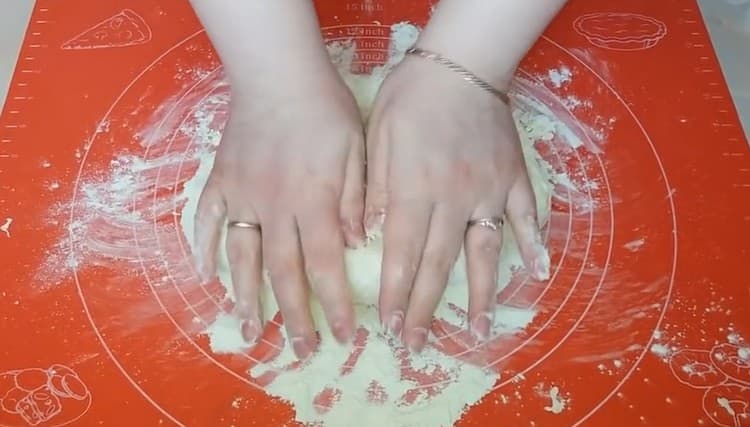 Gyengéden gyúrja meg a tésztát kézzel.