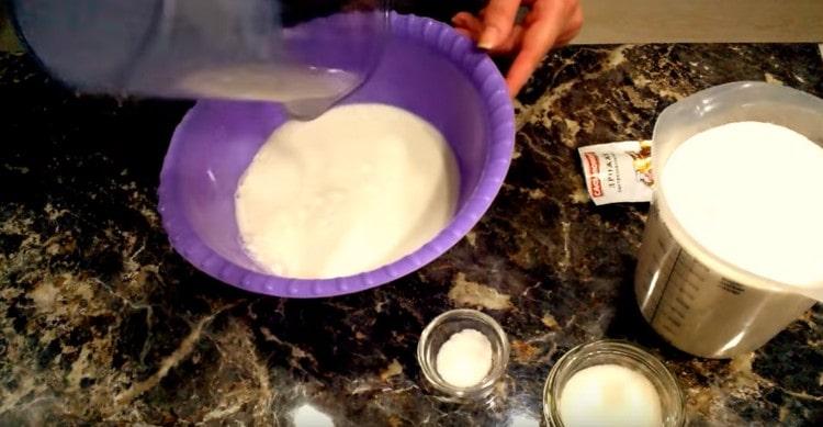 Versare il latte caldo in una ciotola.