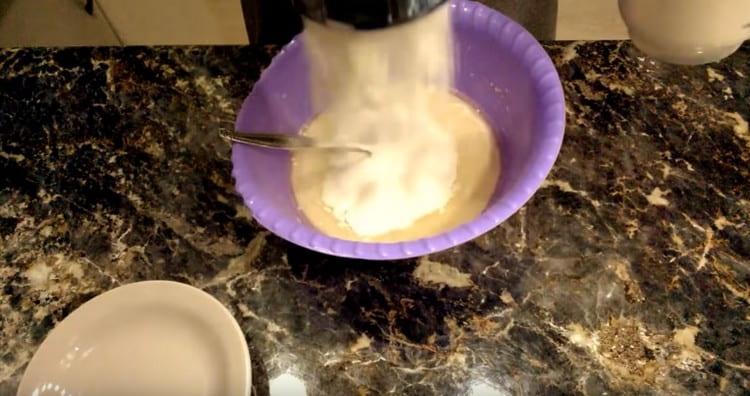 Пресейте брашното в тестото на части.