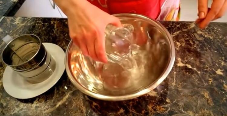 صب الماء في وعاء.