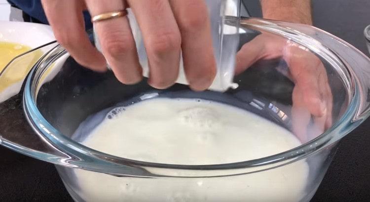 Ρίξτε το ζεστό γάλα σε ένα μπολ.