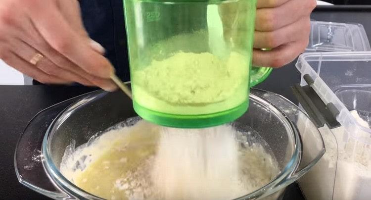 Nachdem Sie das Mehl mit Trockenhefe gemischt haben, sieben Sie es mit Butter zum Melken.