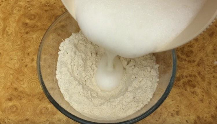 Буйна бяла пяна се въвежда в предварително пресято брашно.