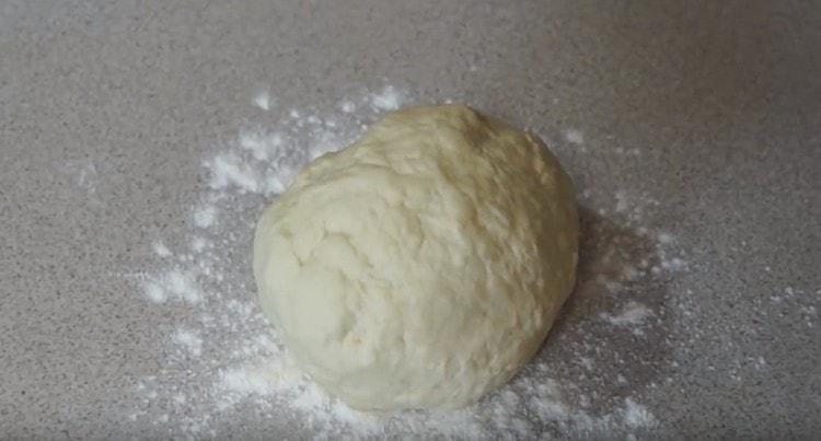 Ein solcher Teig für Pasteten auf Kefir ist überhaupt nicht schwer zuzubereiten.
