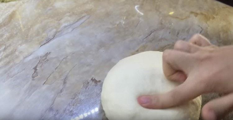 Chebureks-leivonnaiset ovat valmiita; paistaessaan ne ovat kuplia ja rapeita.