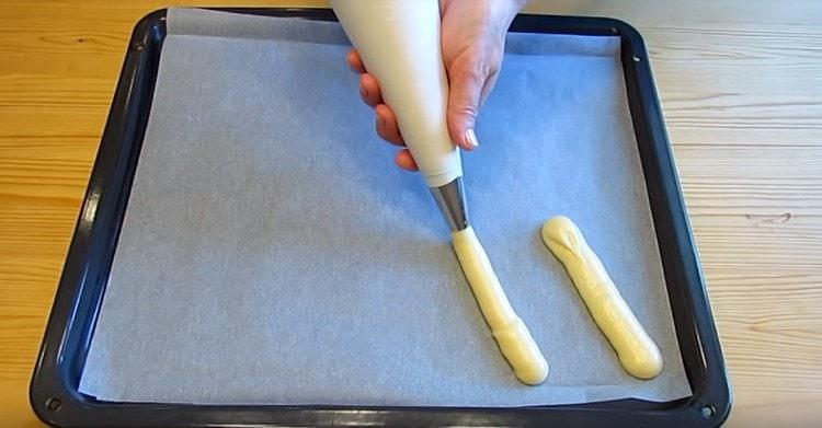 Istutamme leivonnaiset pussilla pergamenttiin peitettyyn pergamenttiin.