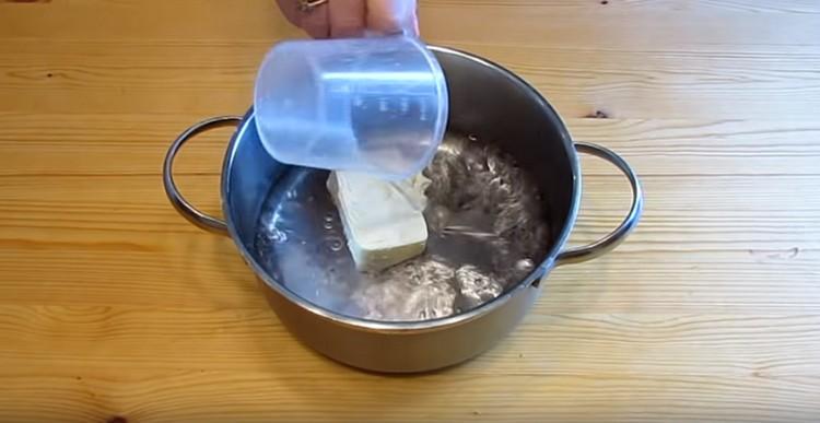 Βάλτε το βούτυρο σε μια κατσαρόλλα, προσθέστε αλάτι και νερό.
