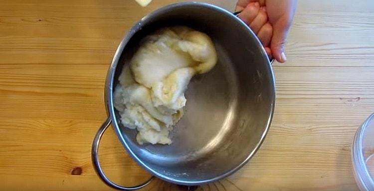 Rimuovere il liquido bollente dal fuoco, versare tutta la farina in una volta e mescolare rapidamente.
