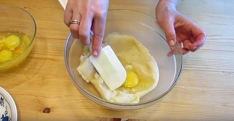 Едно по едно, започнете да смесвате яйцата в тестото.