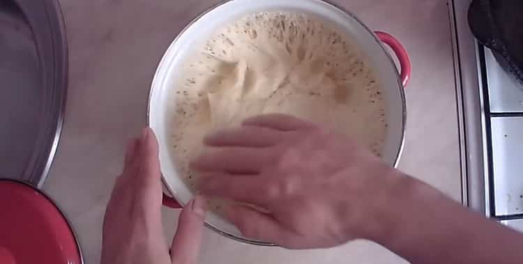 A bursaki tészta elkészítéséhez tegye a tésztát egy serpenyőbe
