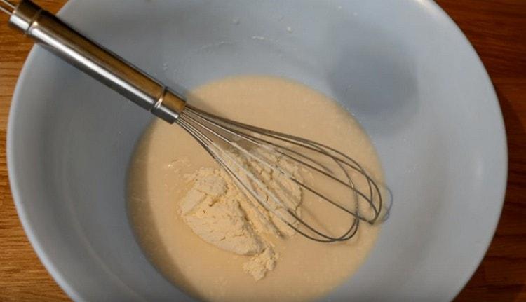 Добавете 5-6 супени лъжици брашно и разбъркайте.