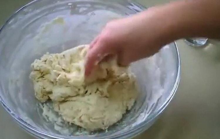 Den Teig kneten, um Kefirkuchen zu machen