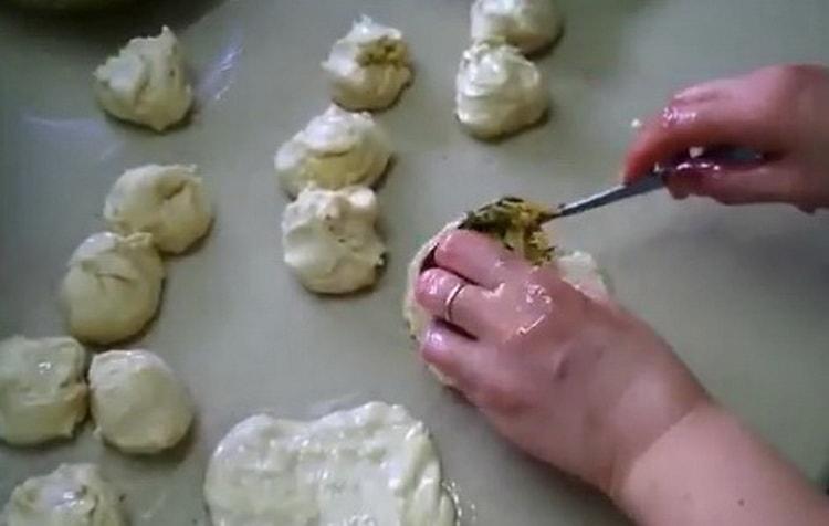 Geben Sie die Füllung auf den Teig, um Kefirkuchen zuzubereiten