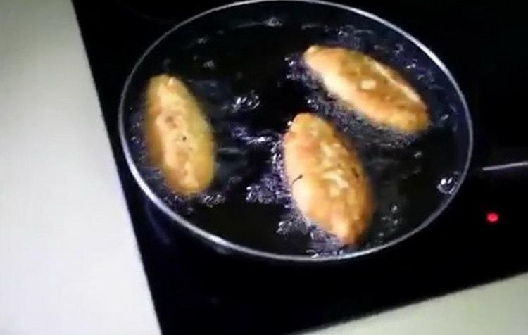 كيف تتعلم كيف تطبخ عجينة الكفير الشهية على الفطائر في المقلاة