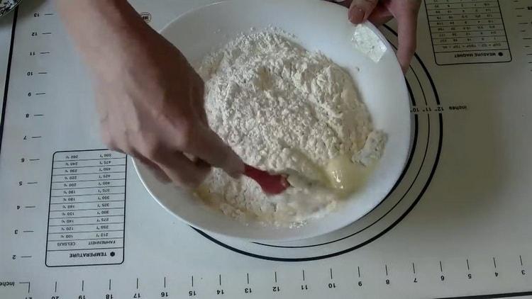 Für die Zubereitung von Kefirkuchen den Kohl anbraten