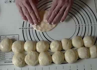 Lisää munat kefir-piirakoiden valmistamiseksi