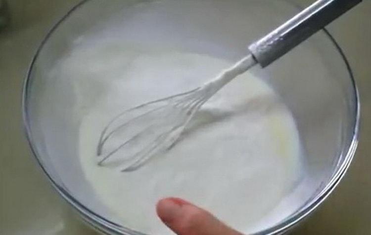 За да направите кефирни банички, пресейте брашно