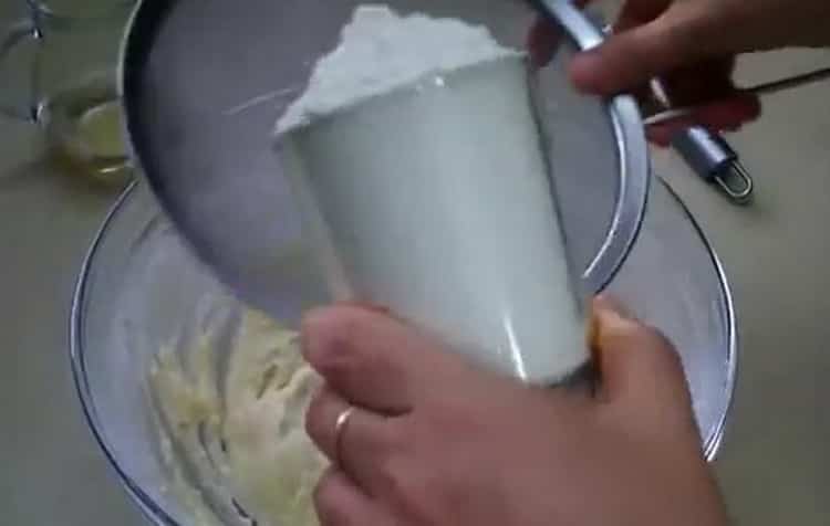 Per preparare le torte di kefir, aggiungi la farina