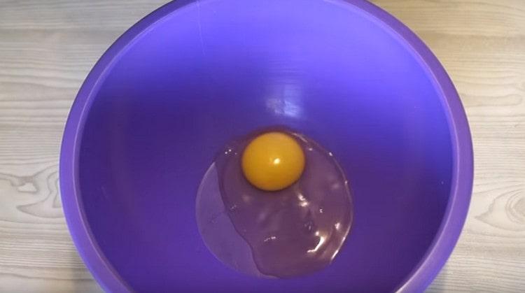Narazili jsme jedno vejce do hluboké mísy.